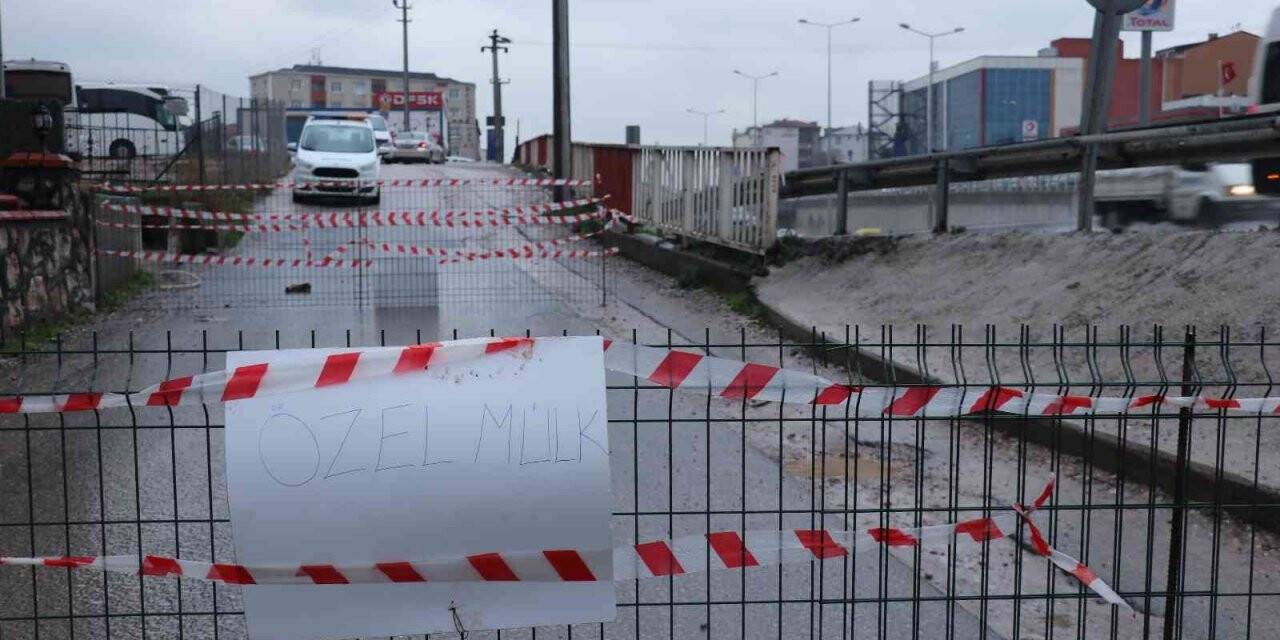 ’Arsamdan yol geçti’ diyerek işlek yolu trafiğe kapattı