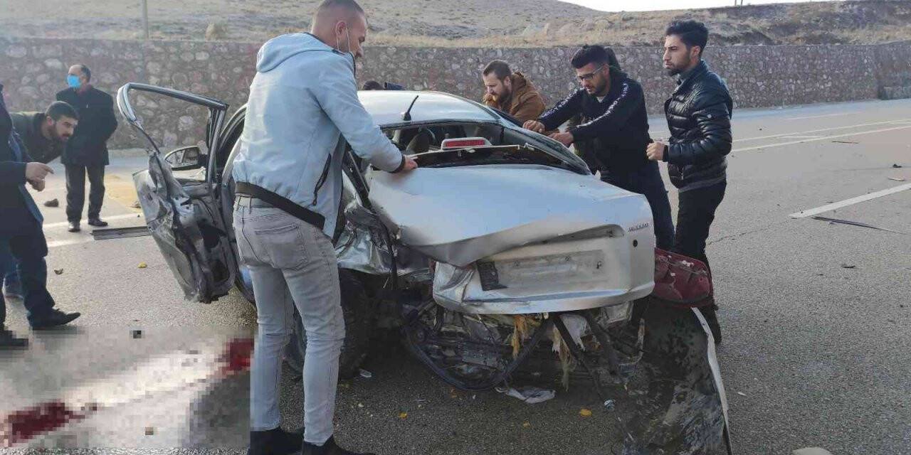 Van’da iki otomobil çarpıştı: 2 ölü, 5 yaralı