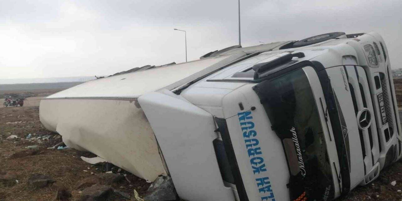 Diyarbakır-Mardin çevre yolunda kavşağa hızla giren tır devrildi: 1 yaralı