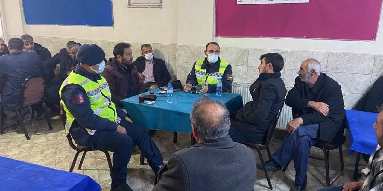 Kahvehanelerdeki vatandaşlara trafik kuralları anlatıldı