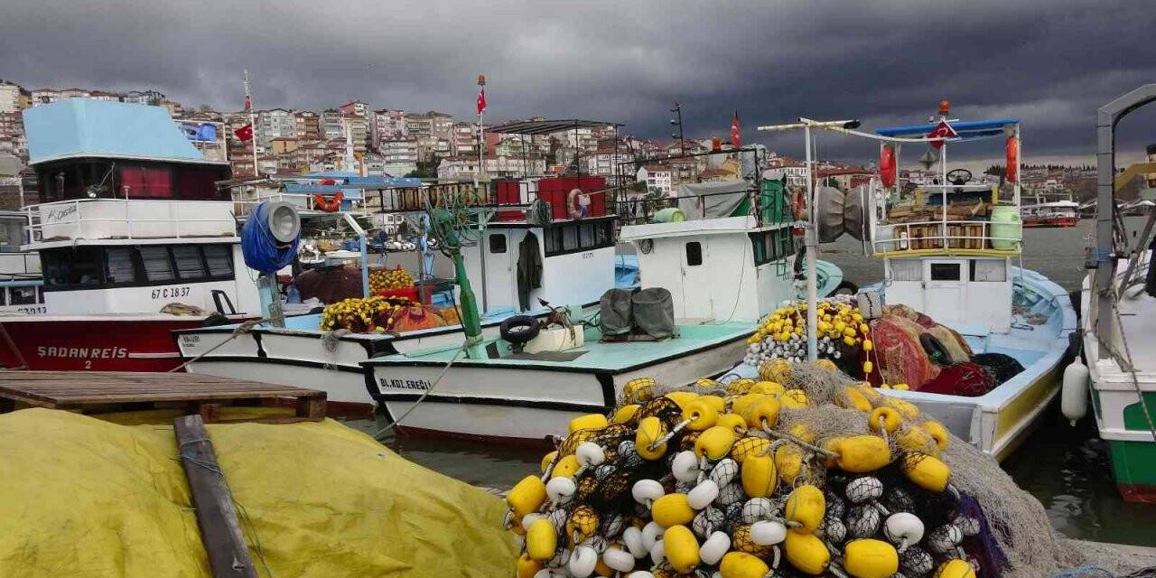 Balıkçılar denize açılamayınca tezgahlar boş kaldı