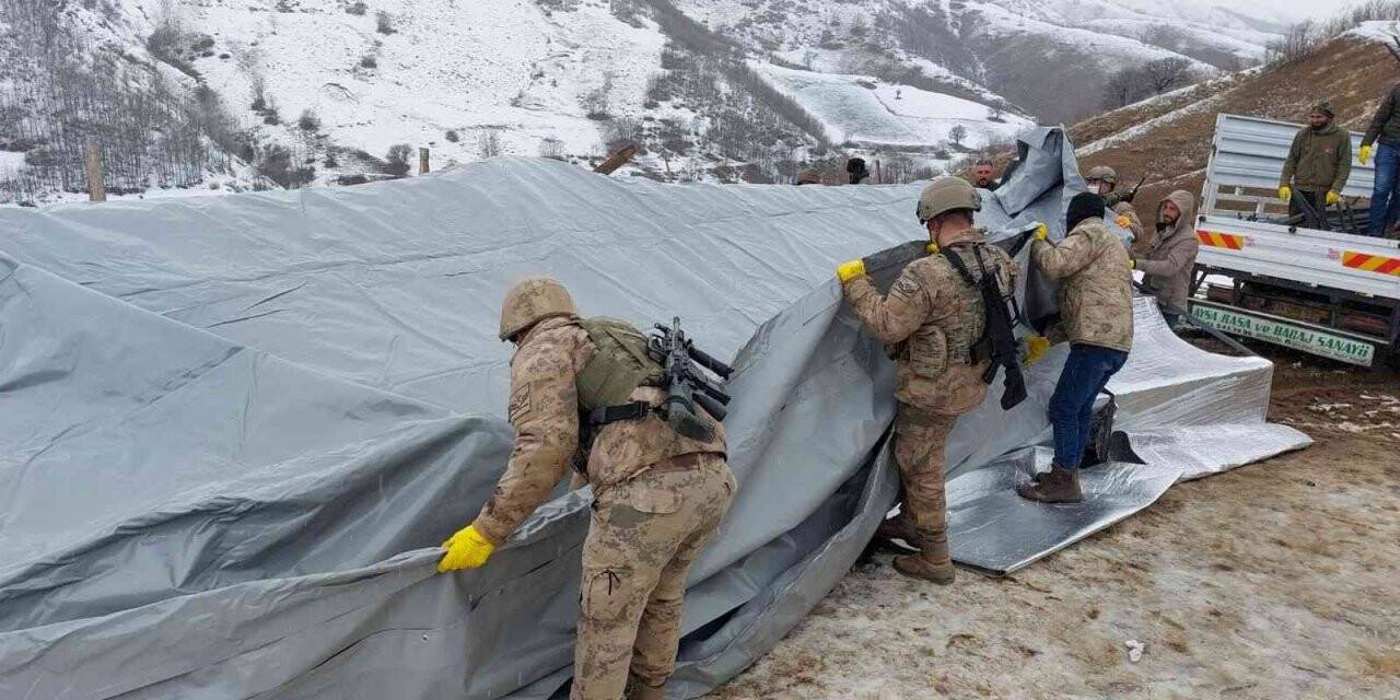 Deprem bölgesindeki hayvan çadırlarını Mehmetçik kurdu