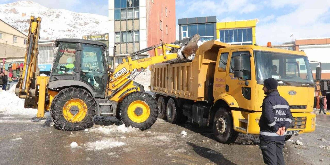 Başkale’de kamyonlarla kar taşınıyor
