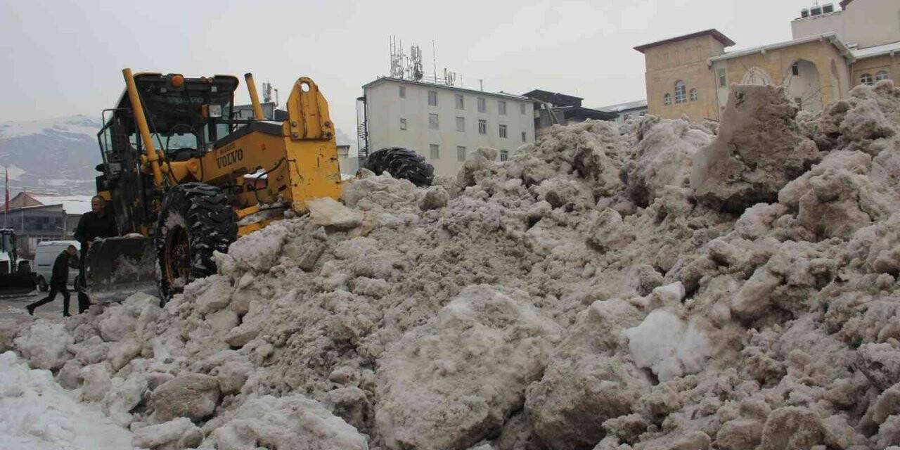 Hakkari’de kamyonlarla kar taşınıyor