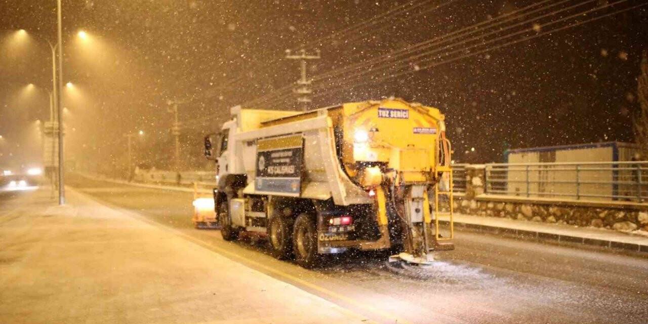 Aksaray’da etkili olan kar belediye ekiplerini harekete geçirdi