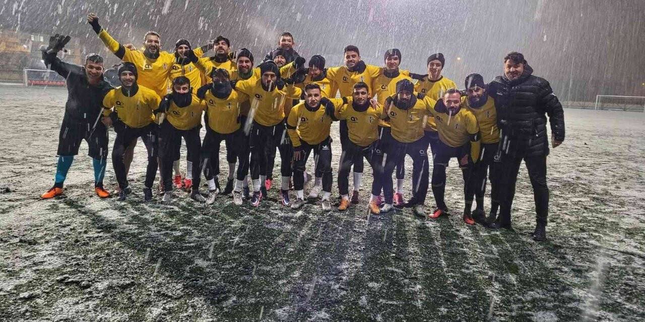 Kayserigücü FK, son antrenmanını kar altında yaptı