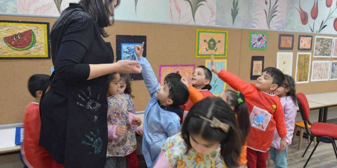 Minik eller hayallerini Ebrulara aktarıyor