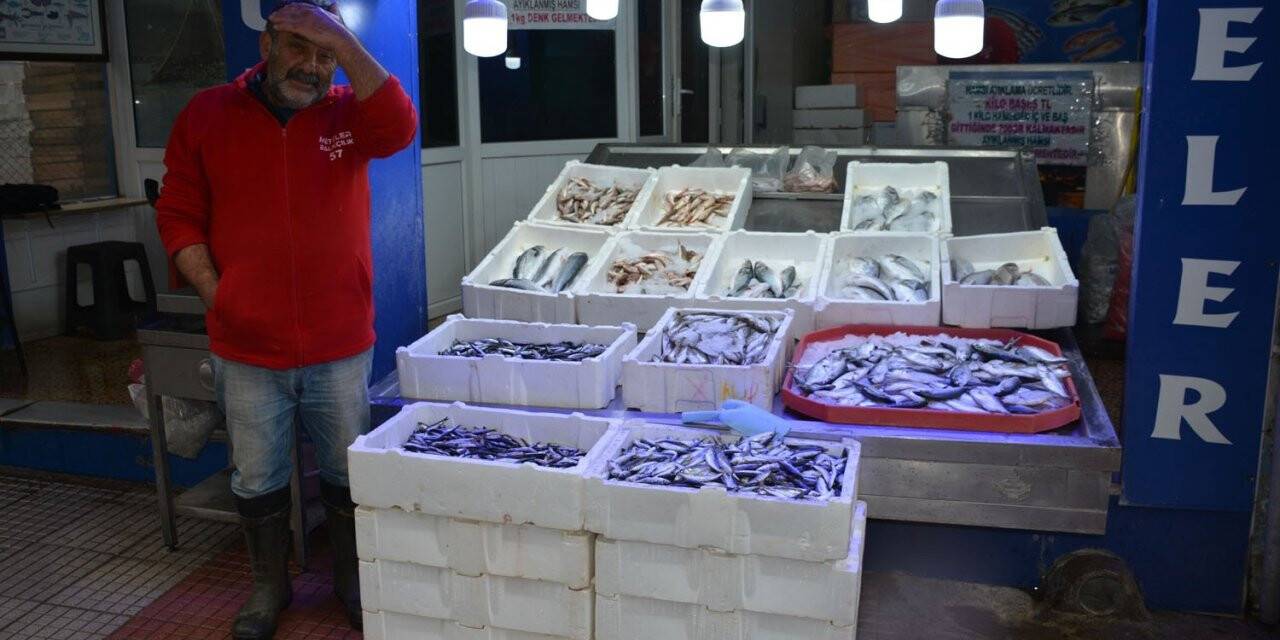 Balıkçılar denize açılamayınca tezgahlar boş kaldı, fiyatlar yükseldi
