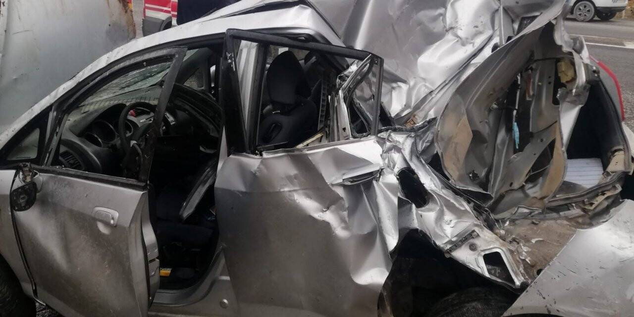 Otomobil bariyerlere çarpıp takla attı: 1 ölü, 2 yaralı