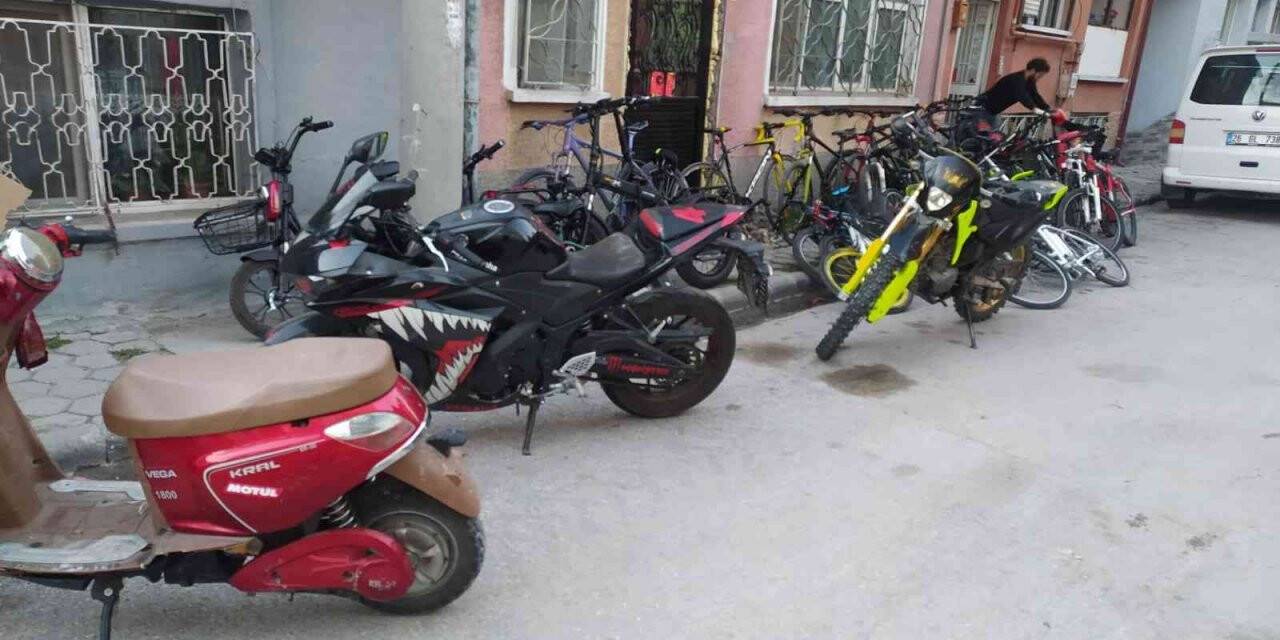 Hırsızlık şüphelisine ait evlerde çok sayıda bisiklet, motosiklet ve silah ele geçirildi