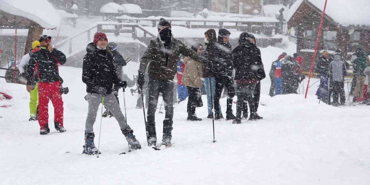 Uludağ’da hafta sonu yoğunluğu pistler doldu taştı