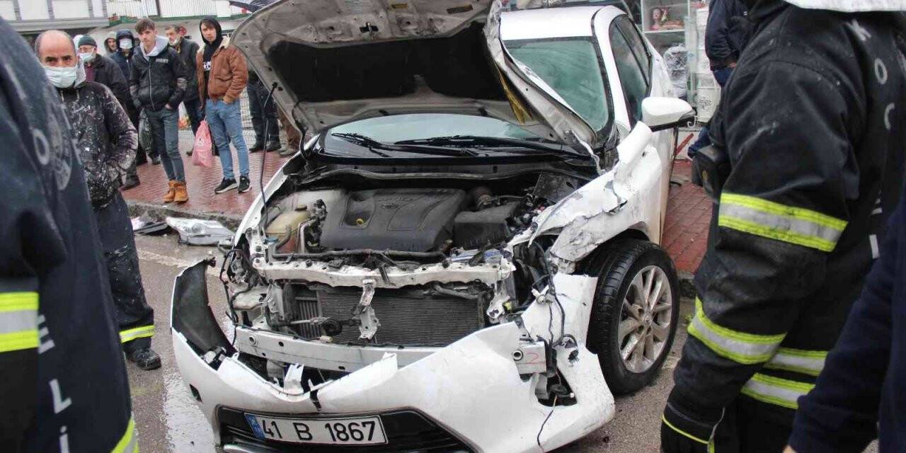 Özel halk otobüsü ile otomobil çarpıştı: 4 yaralı