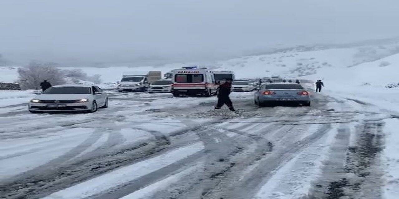 Kar yağışı etkisini gösterdi, onlarca araç yolda kaldı
