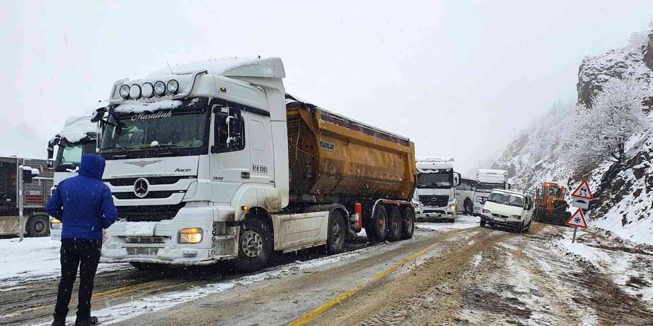 Zigana dağında kar yağışı ulaşımı olumsuz etkiliyor