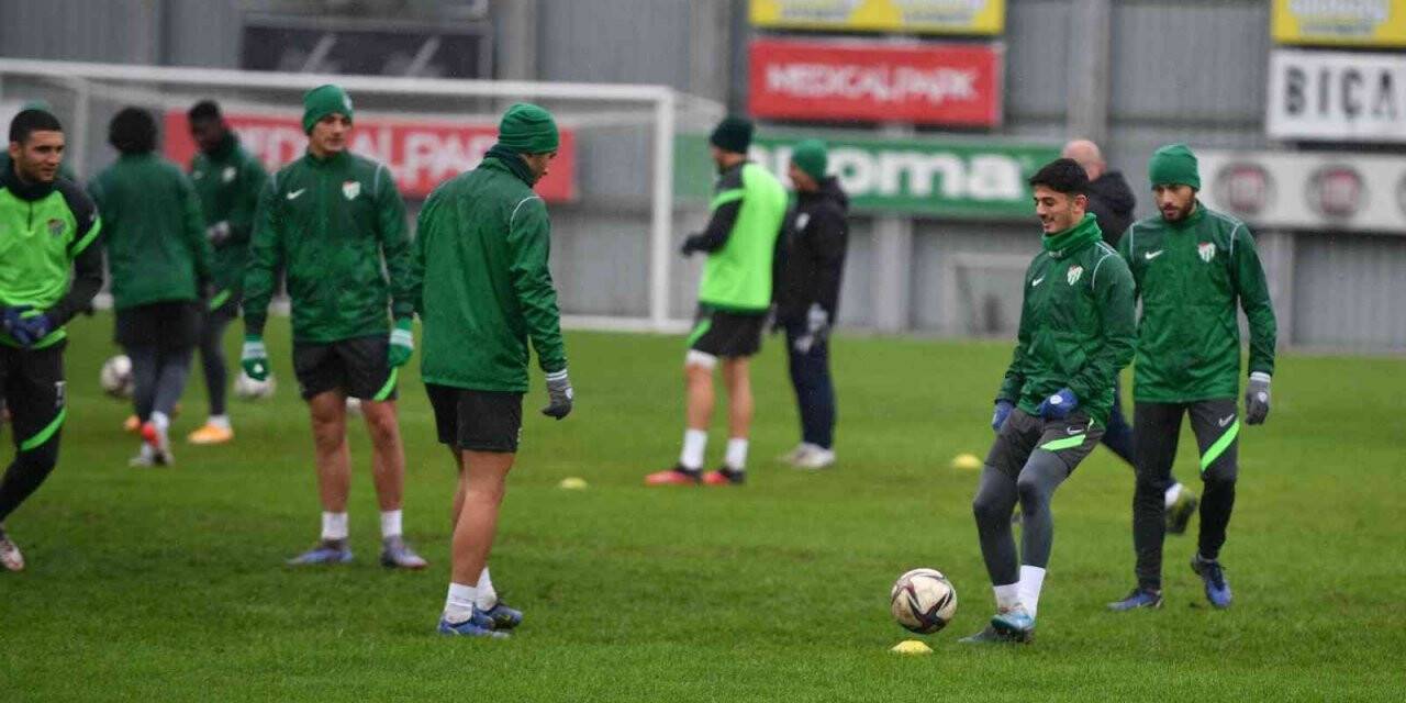 Bursaspor şut çalışmasıyla hazırlıklarını tamamladı - Yeşil-beyazlı takım otelde kamp yapacak