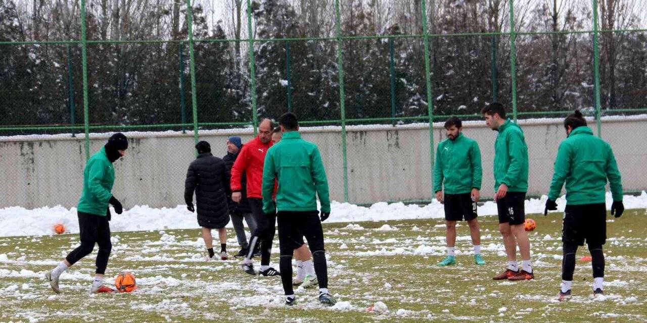 Sivas Belediyespor, kar altında çalıştı