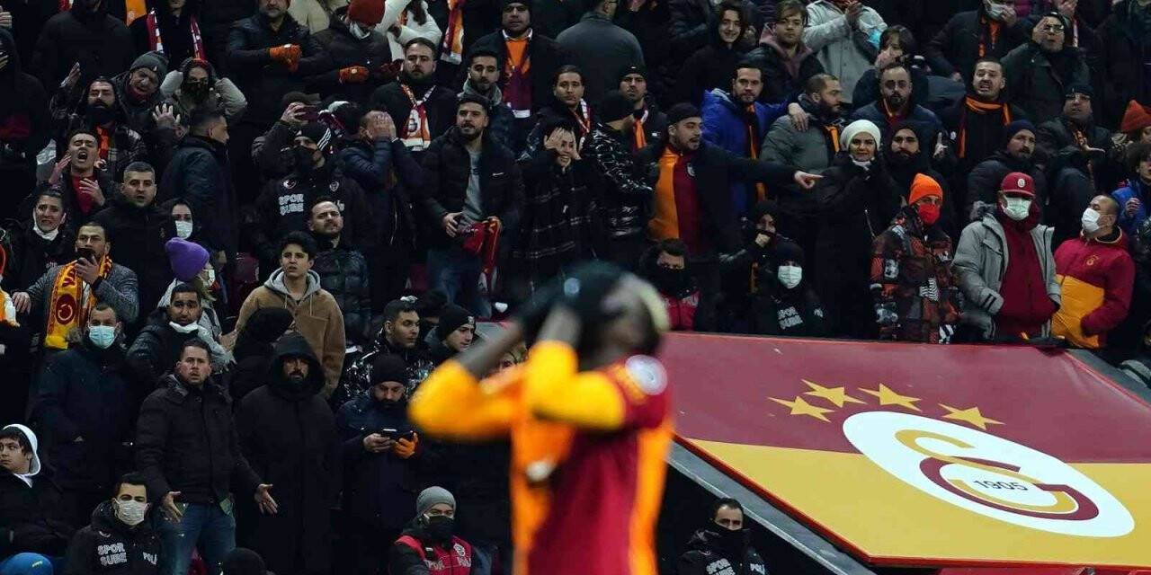Spor Toto Süper Lig: Galatasaray: 0 - Medipol Başakşehir: 1 (İlk yarı)