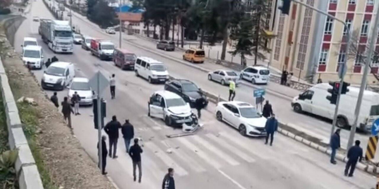 Isparta’da zincirleme kaza: 2 yaralı