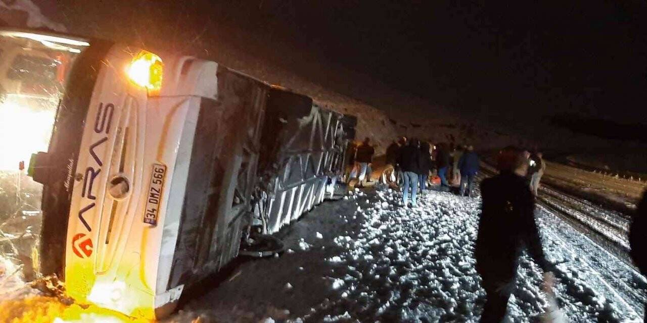 Kars’ta yolcu otobüsü devrildi: 4 ölü, çok sayıda yaralı
