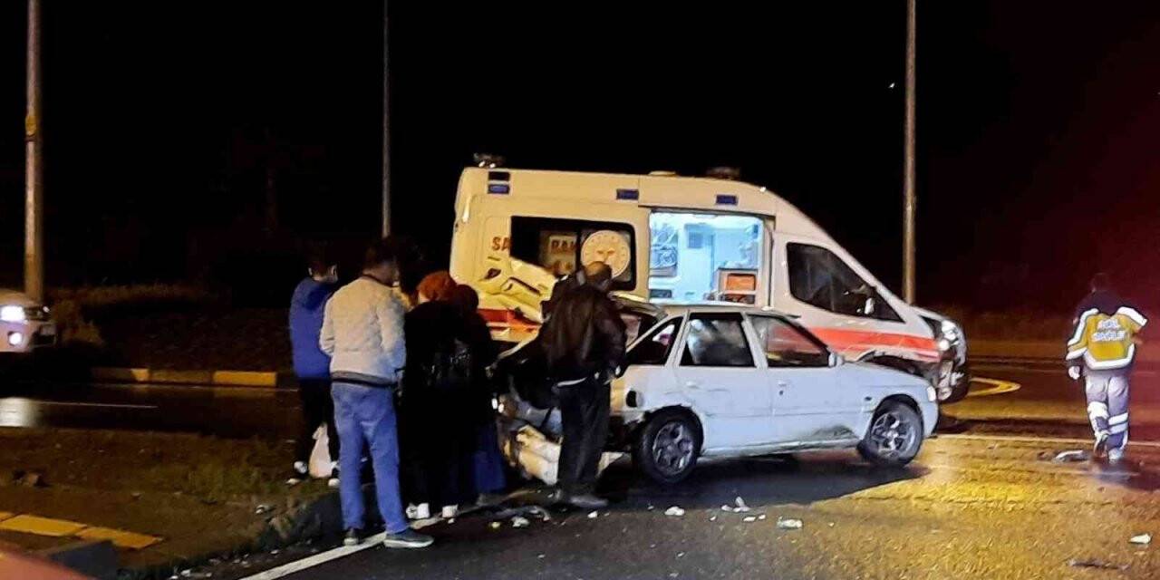 Vakadan dönen ambulans kaza yaptı