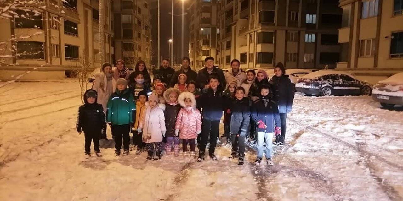 Bayburt kent merkezi beyaza büründü, çocuklar karın tadını çıkarttı