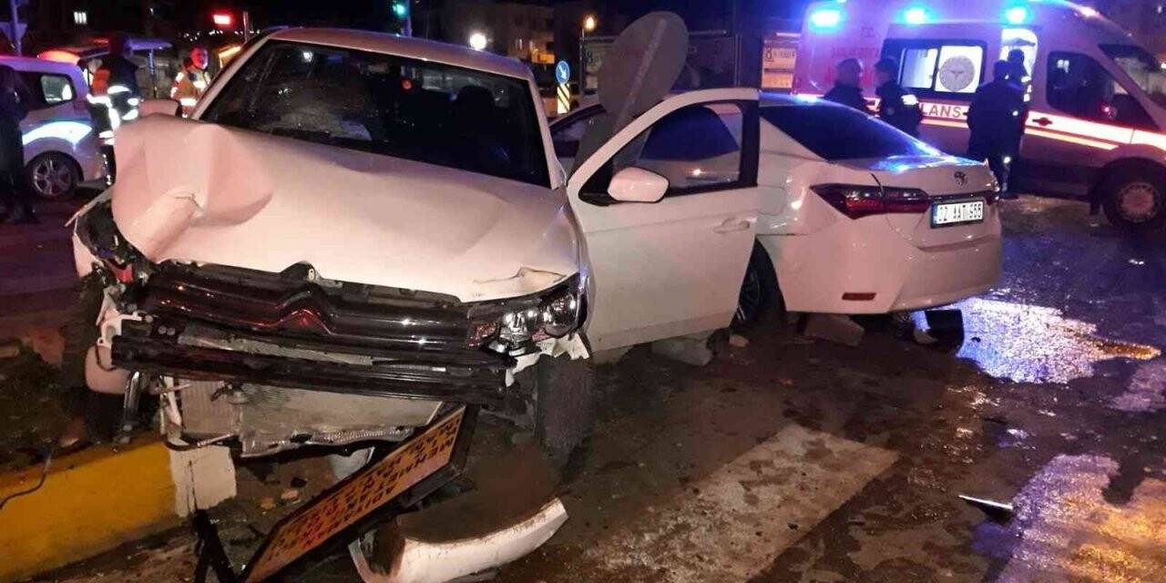 İki otomobil çarpıştı: 3 yaralı
