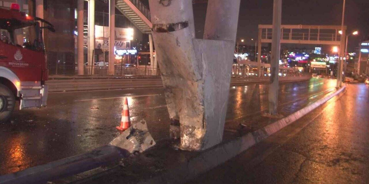 Beylikdüzü’nde hafriyat kamyonunun üst geçidin ayağına çarptığı anlar kamerada