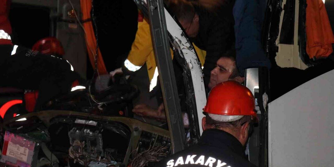 TEM’de otobüs, tır ve otomobilin karıştığı kazada ortalık savaş alanına döndü: 2’si ağır 20 yaralı