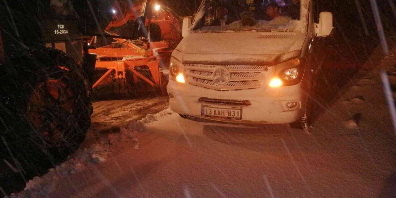 Siirt’te karda araçlar ekipler tarafından kurtarıldı