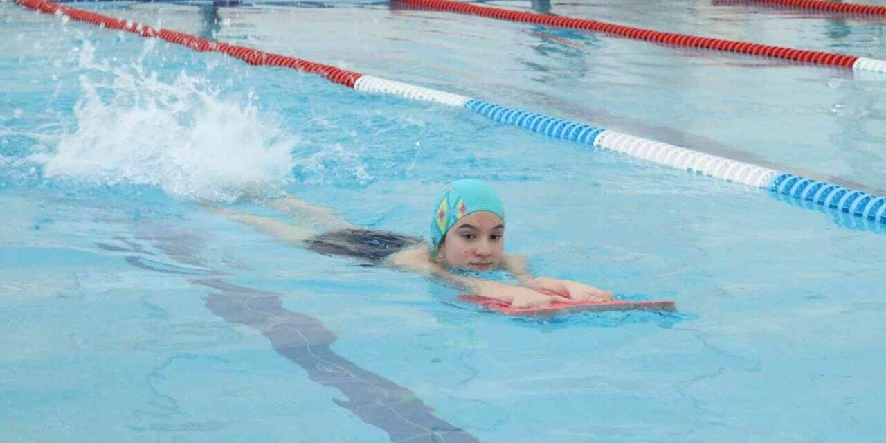 Çocuklar yüzme öğreniyor