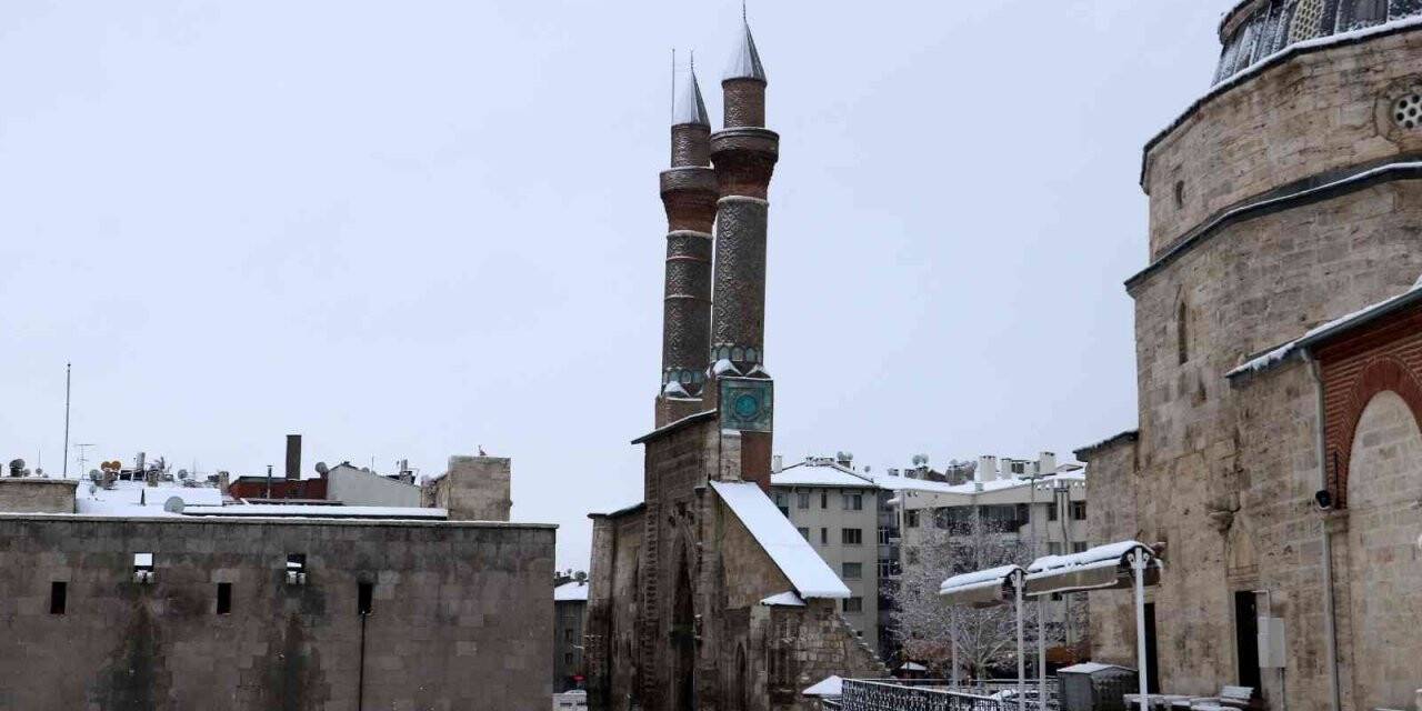 Tarihi kentte kar kartpostallık görüntüler oluşturdu