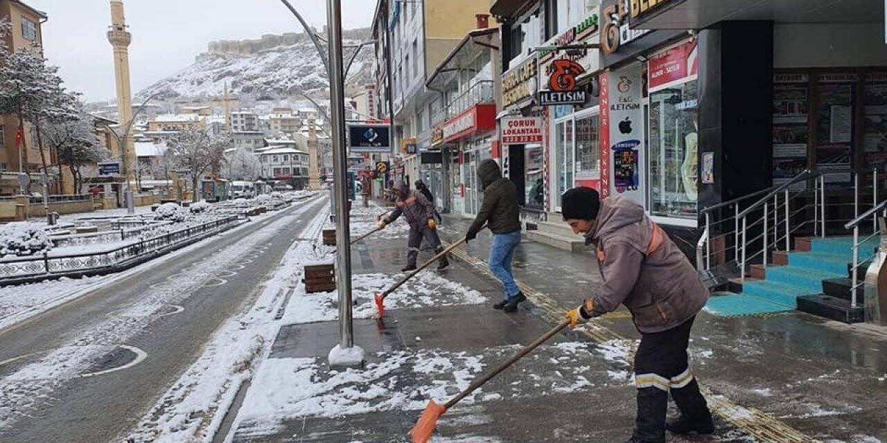 Bayburt’ta kar yağışıyla birlikte ekipler sahaya indi