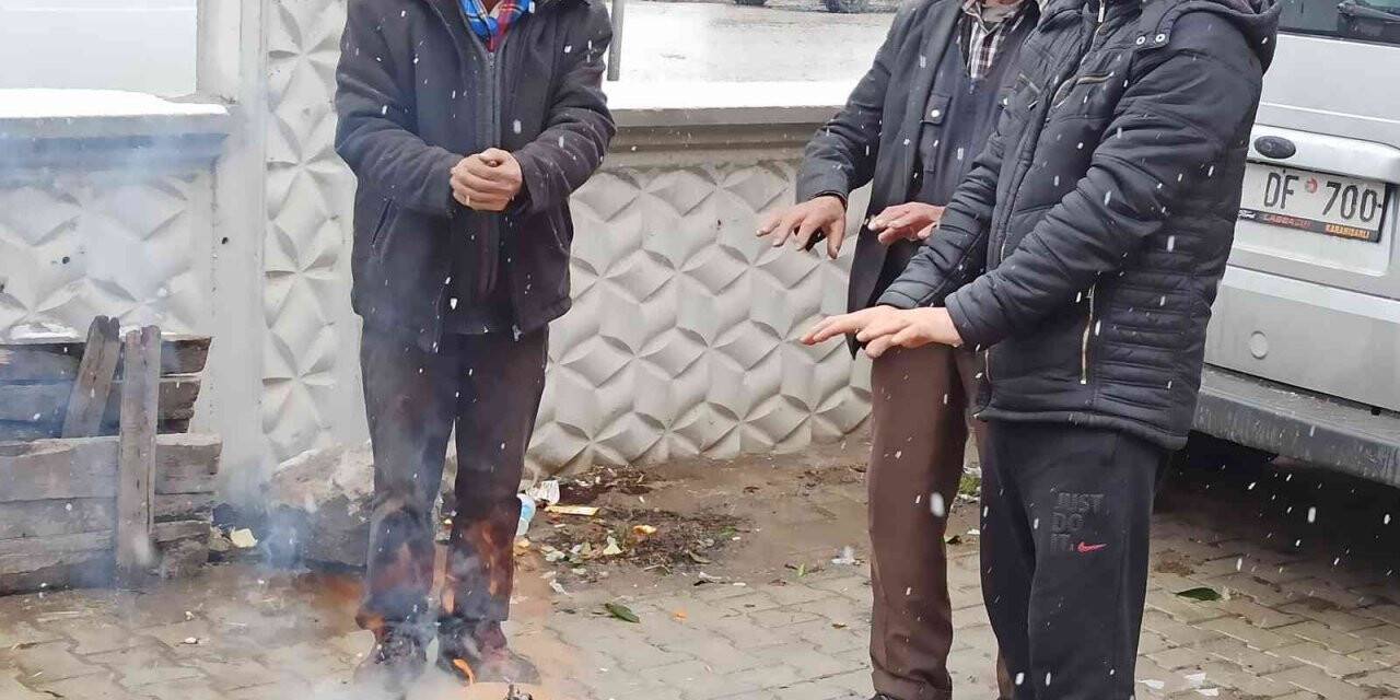 Afyon’da kar yağışı ve soğuk pazarcı esnafına zor anlar yaşattı
