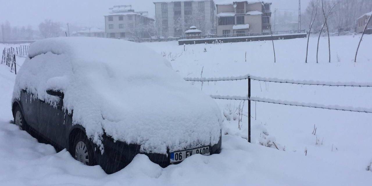 Karlıova’da kar kalınlığı 50 santime ulaştı, 30 köy yolu ulaşıma kapandı