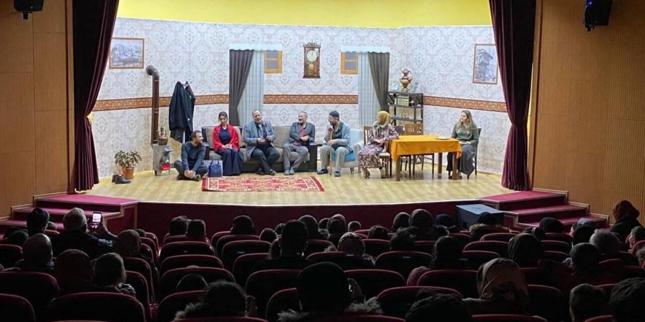 Aziziye Belediyesi’nden tiyatro ziyafeti