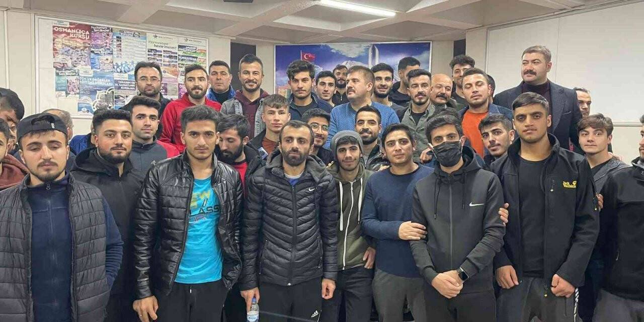 Vali dolmuş fiyatlarına tepki gösteren öğrencilerle bir araya geldi