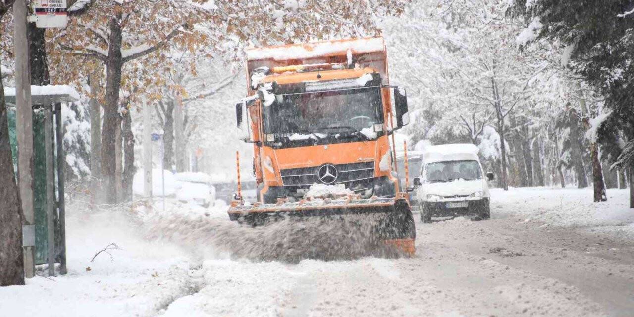 Konya Büyükşehir’den 31 ilçede yoğun kar mesaisi