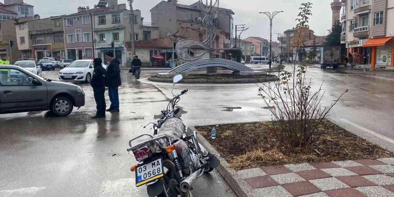 Otomobille çarpışan motosiklette 2 kişi yaralandı