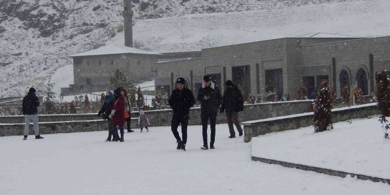 Kars’ta kar yağışı etkili oluyor