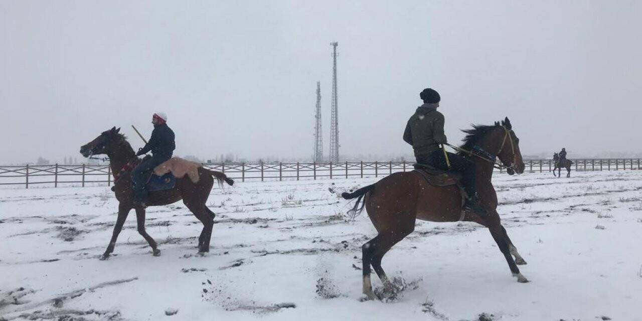 Kars’ta kar üstünde cirit gösterisi
