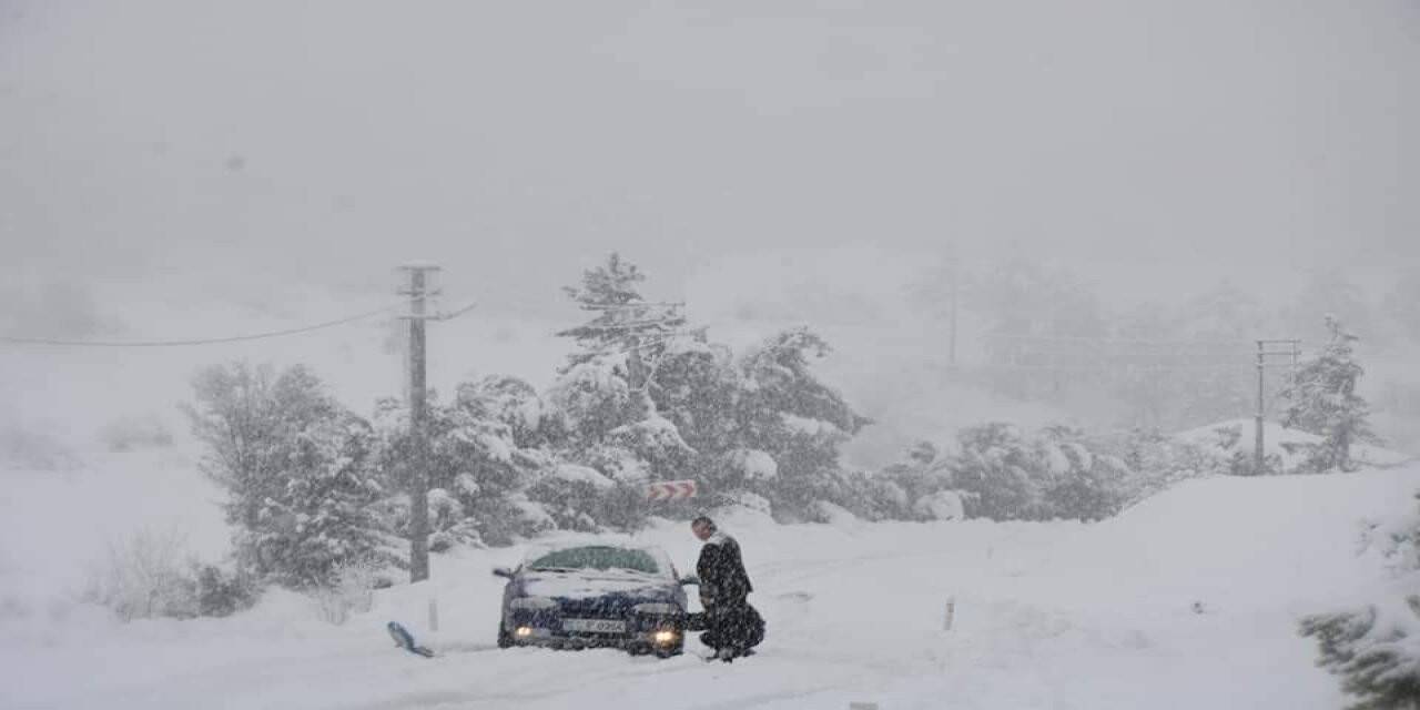 Denizli ve ilçeleri güne beyaz örtüyle uyandı