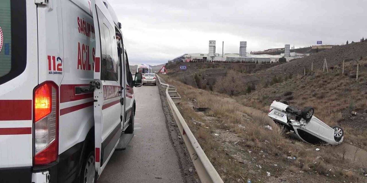Kaza yapan otomobil takla atarak şarampole ters devrildi: 3 yaralı