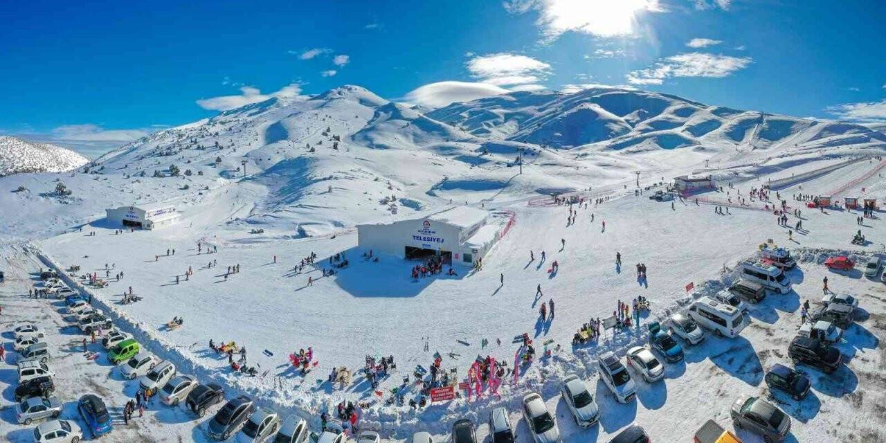 Denizli Kayak Merkezi’nde kar kalınlığı 25 santimetreyi buldu