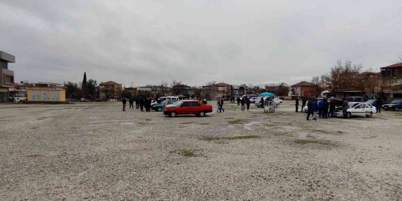 Fiyat belirsizliği otomobil pazarını boş bıraktı