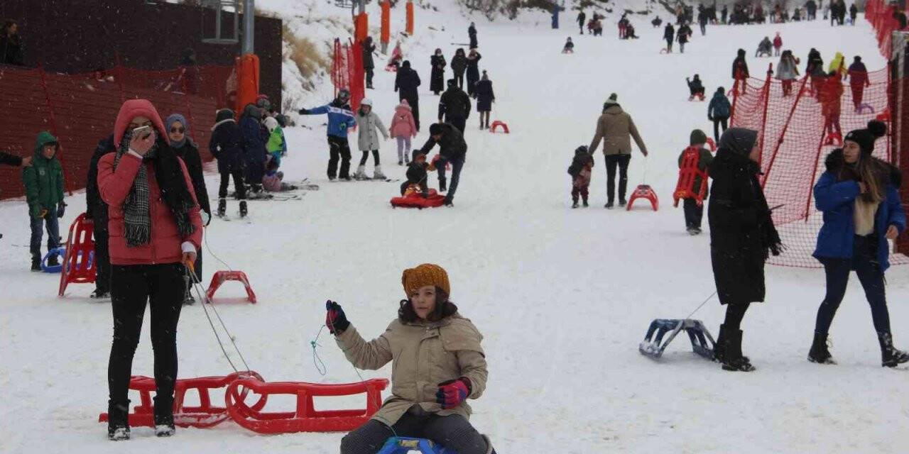 Binler Palandöken’e akın etti, pistler doldu taştı