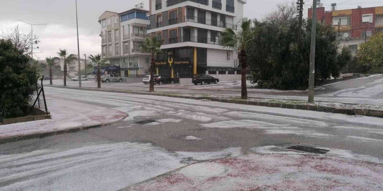 Yağan dolu Manavgat’ı beyaz örtüyle kapladı