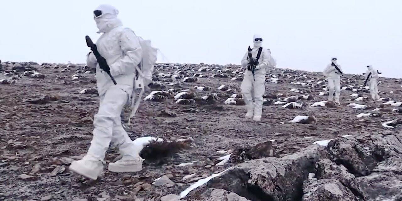 Muş PÖH timinden karlı dağlarda nefes kesen klip