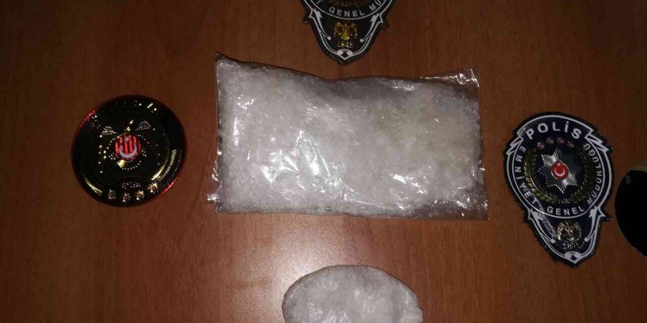 Ekiplerce durdurulan araçta 142 gram metamfetamin ele geçirildi