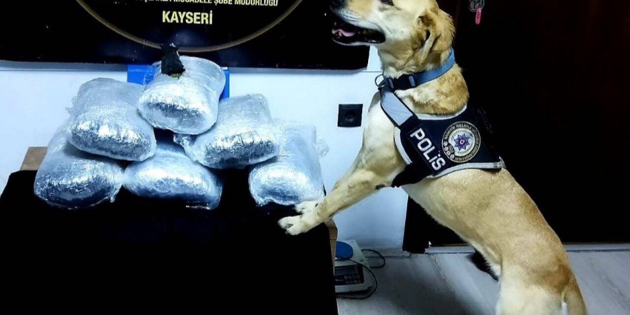 4 şahıs uygulama noktasında 8.5 kilo esrarla yakalandı