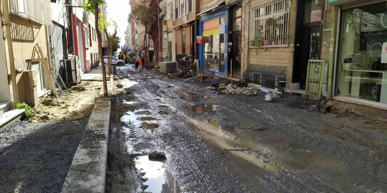 Bakırköy’de altyapı çalışmasında cadde çamur deryasına döndü